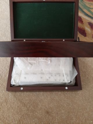 Estuche de madera con cartas y dados