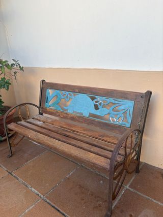 Banco de madera y metal con tortuga