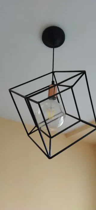 Lámpara de techo Kubic negra, cada un en 35€