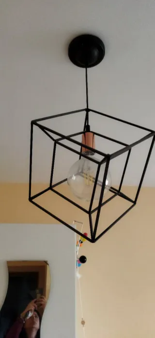 Lámpara de techo Kubic negra, cada un en 35€