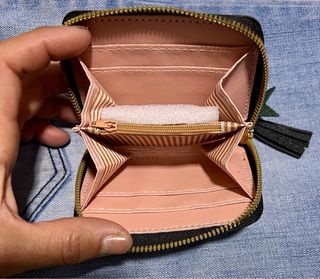 Bolso y monedero negro con corazón rosa