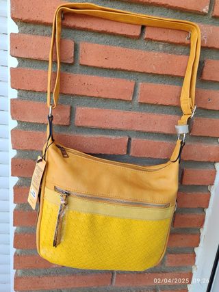 Bolso y monedero negro con corazón rosa