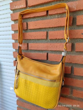 Bolso y monedero negro con corazón rosa