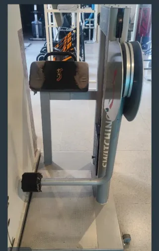 Máquina de gimnasio Switching. Patada de glúteo