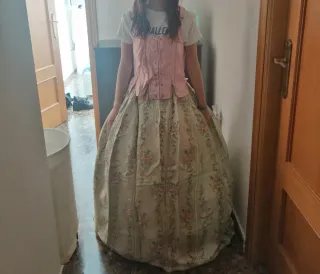 Vestido de huertana verde y rosa.