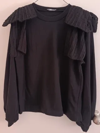 Sudadera Zara con volantes