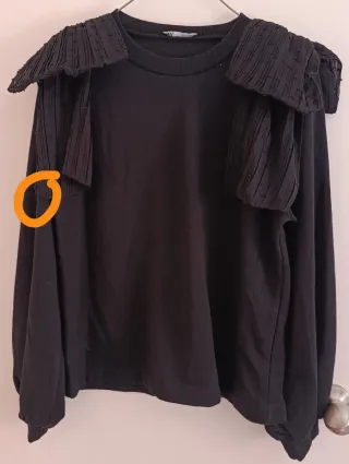 Sudadera Zara con volantes