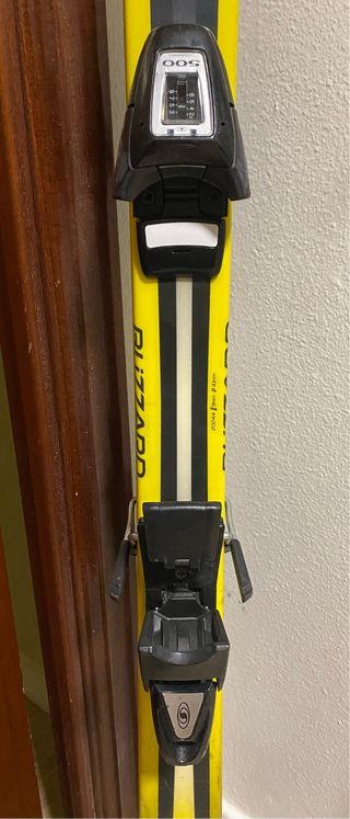Esquís Blizzard con fijaciones y bastones
