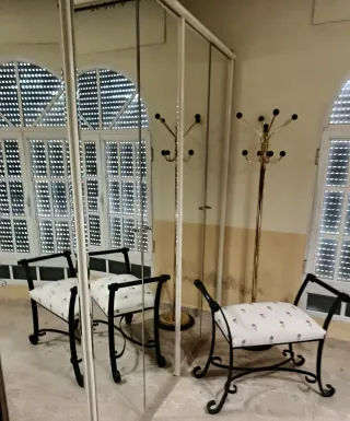 Guardaroba a 6 ante con specchi, sedia e appendiabiti