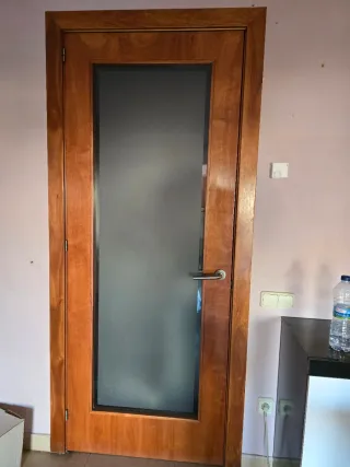 Puerta de madera de cedro con cristal