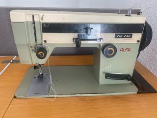 Máquina de coser Alfa Zig-Zag con mueble