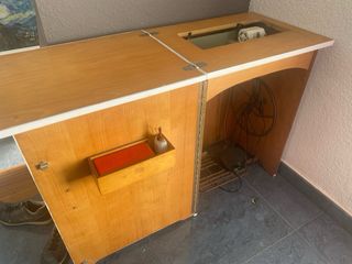 Máquina de coser Alfa Zig-Zag con mueble