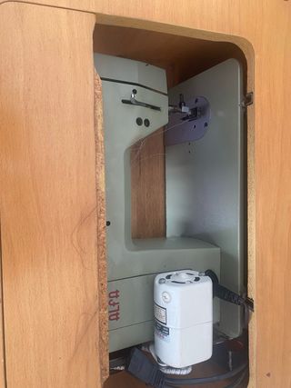 Máquina de coser Alfa Zig-Zag con mueble