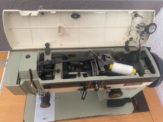 Máquina de coser Alfa Zig-Zag con mueble
