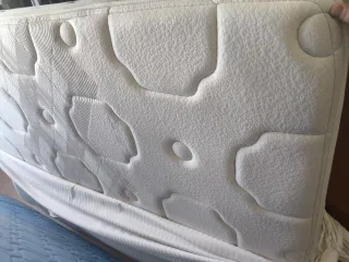 Colchón 1,35, somier, lamparas, alfombra y regalos