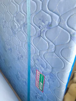 Colchón 1,35, somier, lamparas, alfombra y regalos