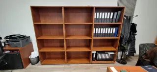 Estanterías de madera y metal