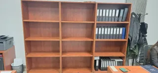 Estanterías de madera y metal