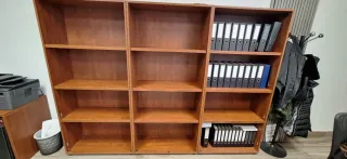 Estanterías de madera y metal