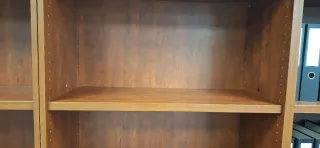 Estanterías de madera y metal