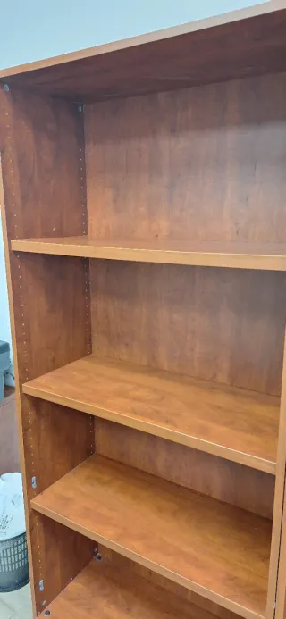 Estanterías de madera y metal