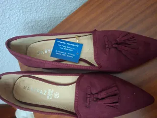 Zapatos de tacón burdeos con detalle de flecos