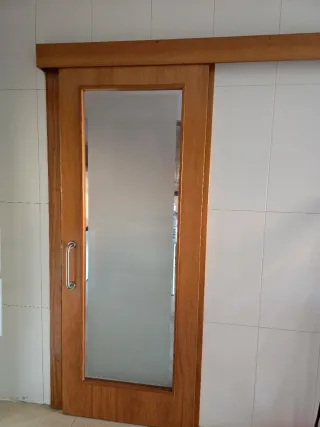 Puerta corredera madera cedro con cristal