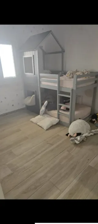 Cama litera con diseño de casa