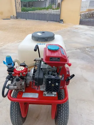 Carro fumigador con motor y depósito