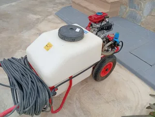 Carro fumigador con motor y depósito