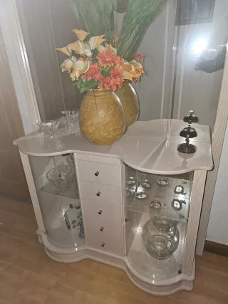 Mueble de entrada con vitrina y cajones