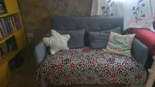 Sofá cama gris y multicolor