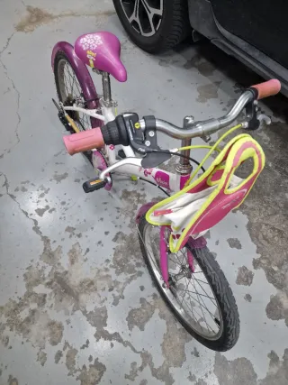 Bicicleta infantil rosa y blanca