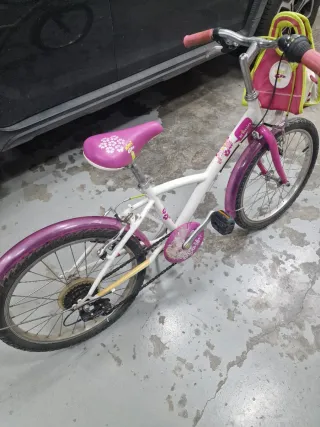 Bicicleta infantil rosa y blanca