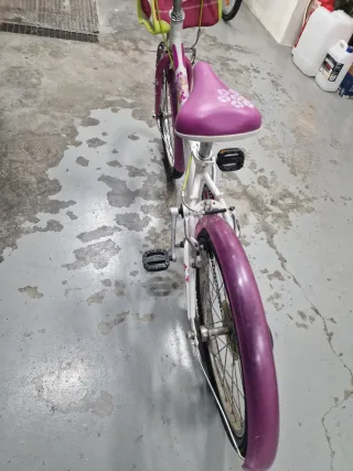 Bicicleta infantil rosa y blanca