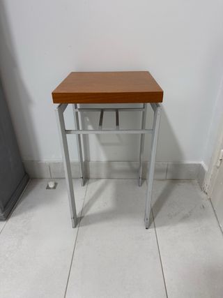 Banqueta madera y hierro blanco 15€ cada una