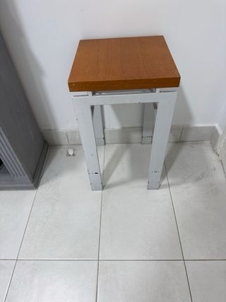 Banqueta madera y hierro blanco 15€ cada una