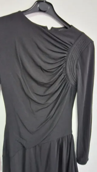 Vestido negro drapeado