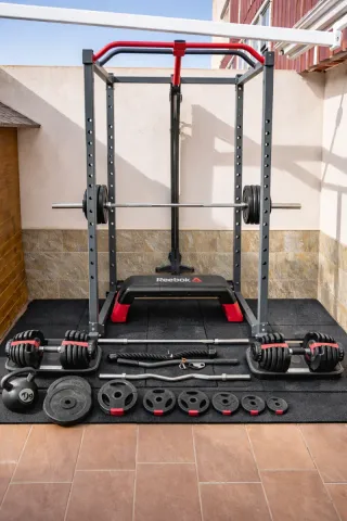 Equipo de gimnasio: discos, barras y mancuernas