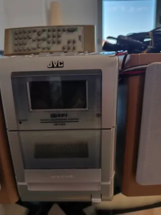 Minicadena JVC con CD, TAPE, TUNER