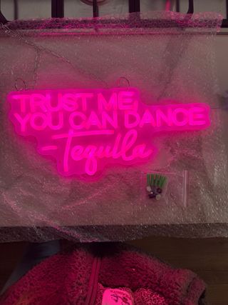 Luz neón rosa Trust Me You Can Dance Tequila