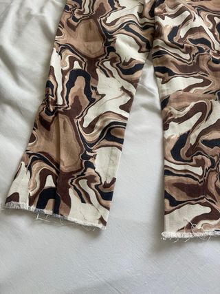 Pantalón estampado mármol