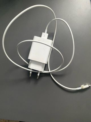 iPhone 11 Negro con Detalles Dorados