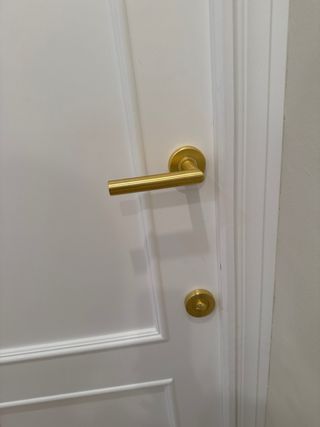 Puertas de maderas lacada en blanco con picaportes