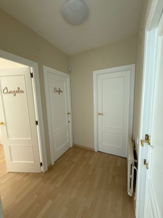 Puertas de maderas lacada en blanco con picaportes