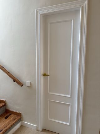 Puertas de maderas lacada en blanco con picaportes