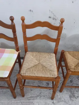 Sillas de cocina de madera y yute