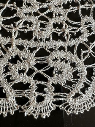 Centrino tombolo ovale fatto a mano