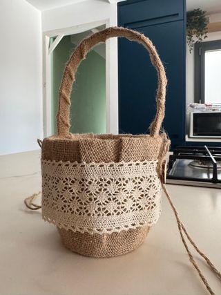 Cesto de mimbre con encaje y corazones