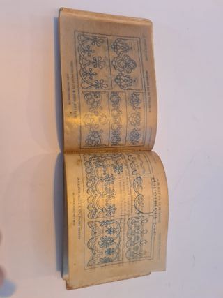 Alphabet de la Brodeuse D.M.C. Antiguo